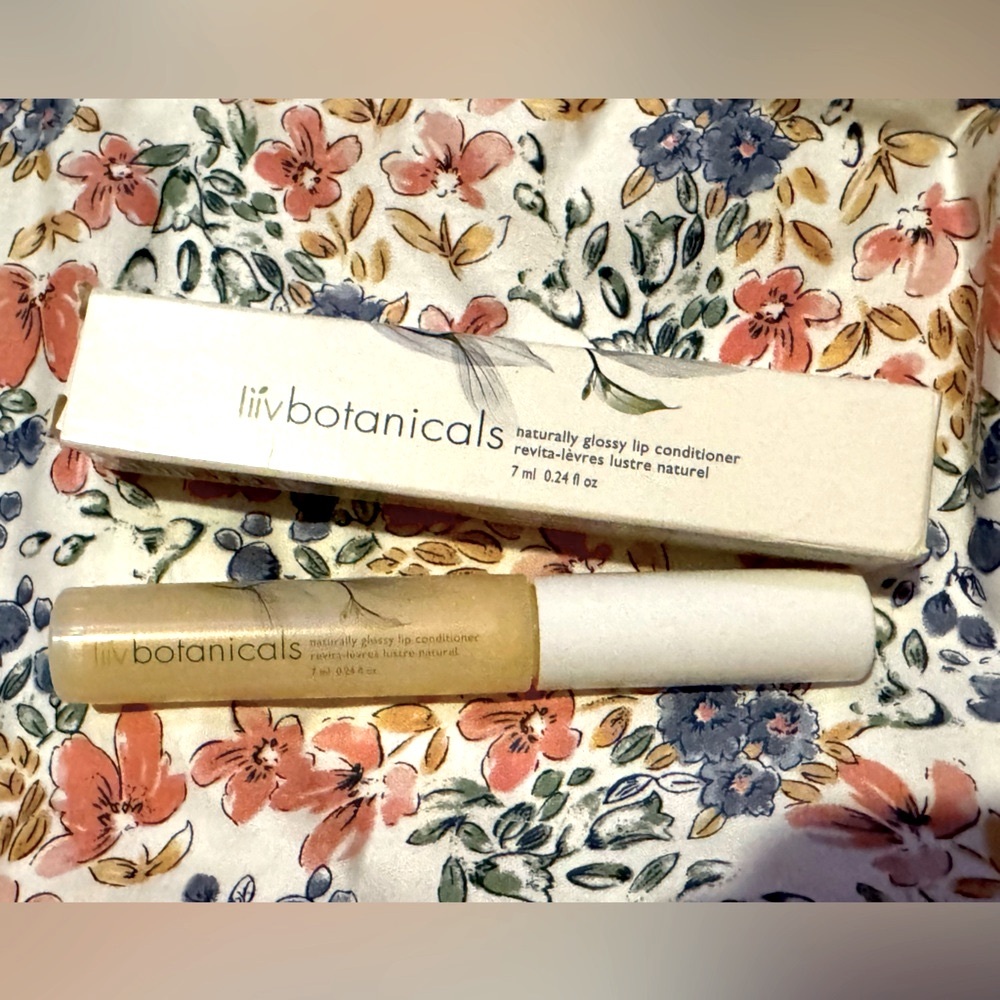 NIB Rare Avon liiv botanicals Naturally Glossy Lip Conditioner - all natural -
